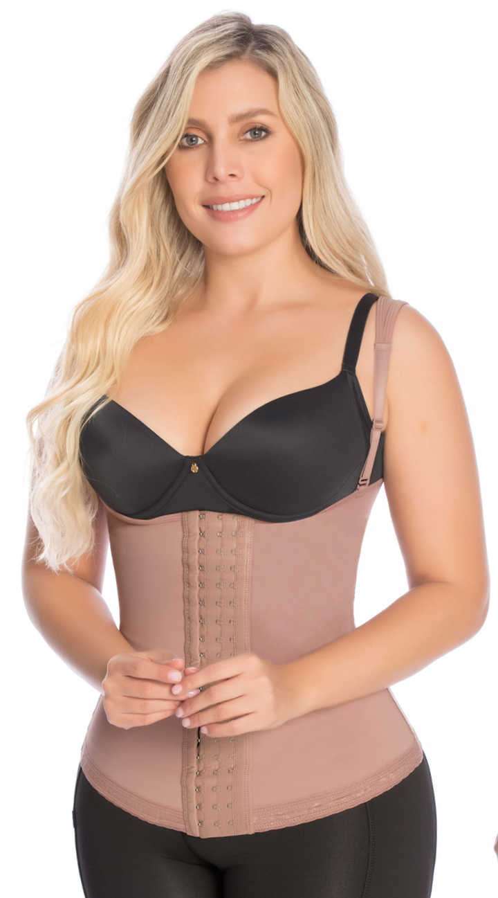 High-back waistband with adjustable straps and three levels of closure