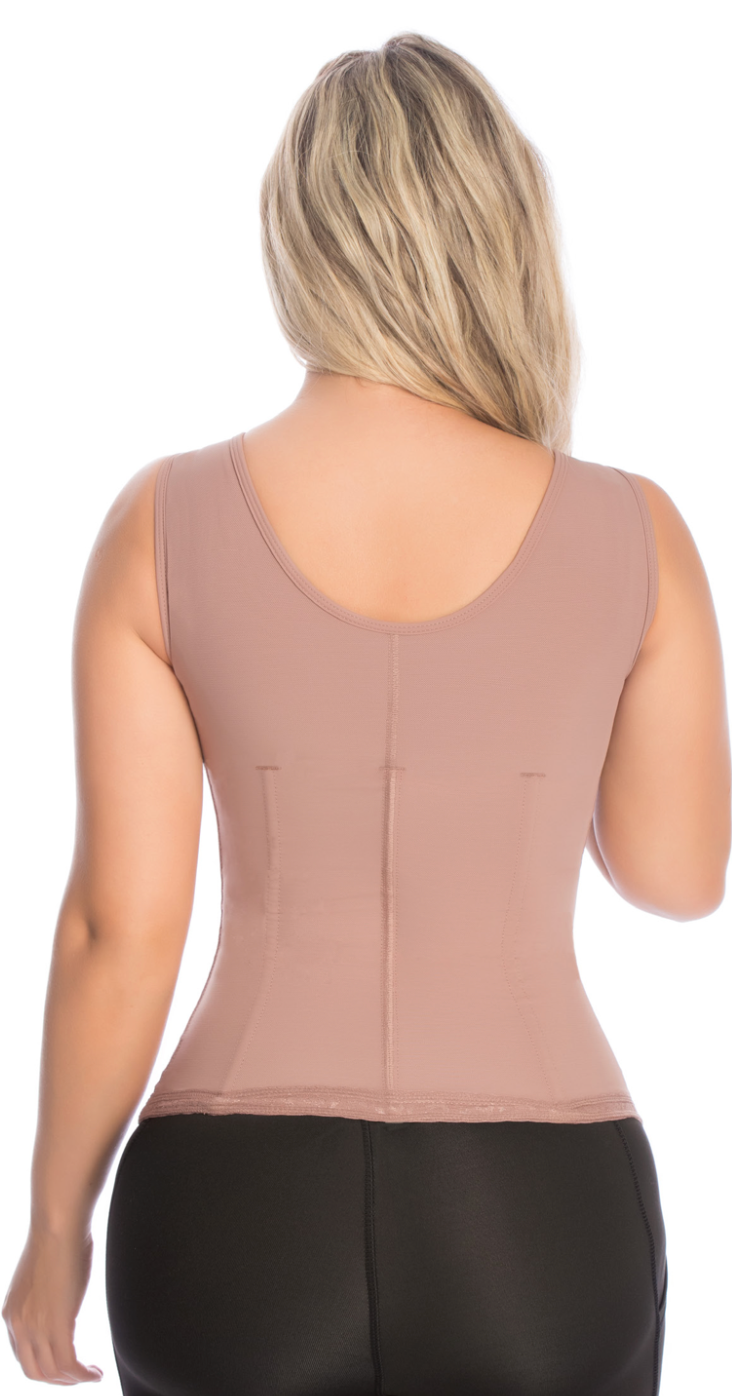 High-back waistband with adjustable straps and three levels of closure