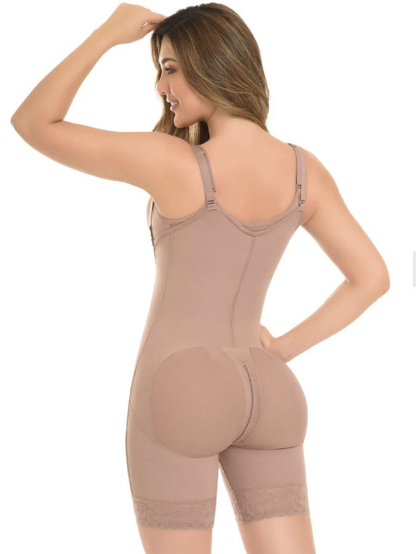 HOURGLASS GIRDLE, CHEST GIRDLE, THREE LEVELS OF STUDS ON THE ABDOMEN, THIN STRAP, NO BRA, MEDIUM BACK