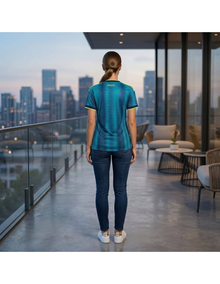 CAMISETA SELECCION COLOMBIA MUNDIAL 2026 PARA MUJER TRICOLOR EDICION ESPECIAL CENTENARIO AZUL SEGUNDA EQUIPACION