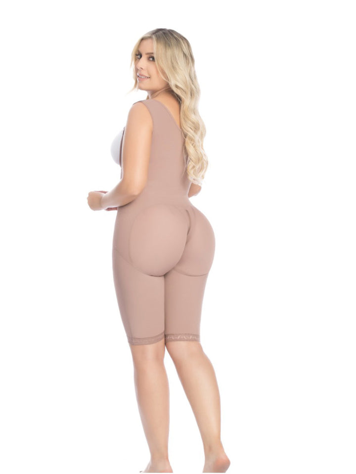 HIGH BACK GIRDLE WITH THICK STRAPS, THREE LEVELS OF CLOSURE WITH BUTT LIFTING HOOK
